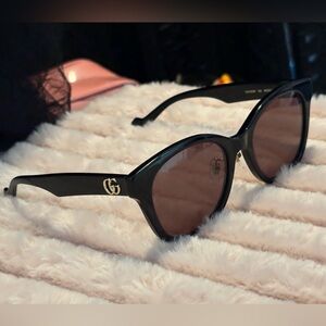 Gucci interlocking gold G Black cat eye Sunglasses like new